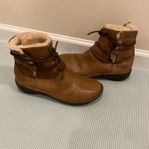 UGG 1932 Caspia Womens Brown Mocha Leather Sheepskin Snow Boots Booties Size 7